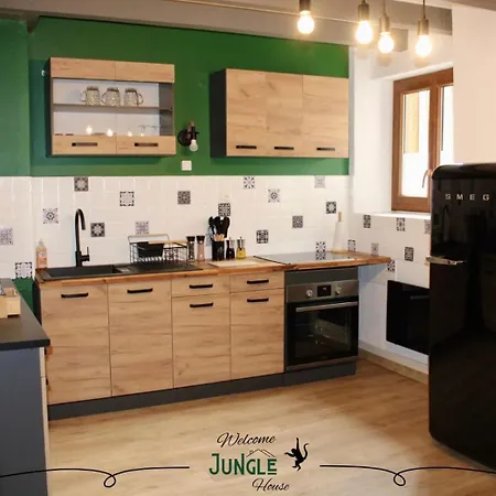 Maison Jungle House: Spacious Gaming Retreat In