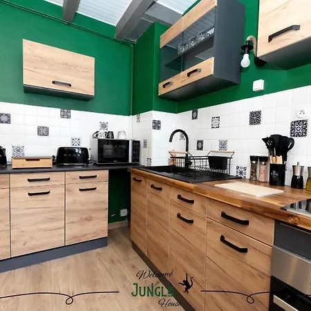 Maison Jungle House: Spacious Gaming Retreat In * Montbrison