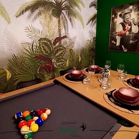 Maison Jungle House: Spacious Gaming Retreat In