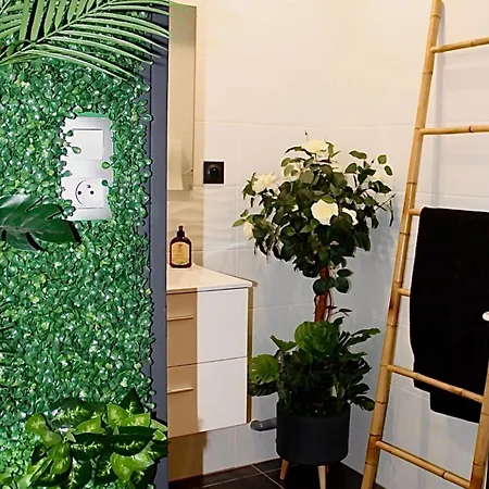 Maison Jungle House: Spacious Gaming Retreat In * Montbrison